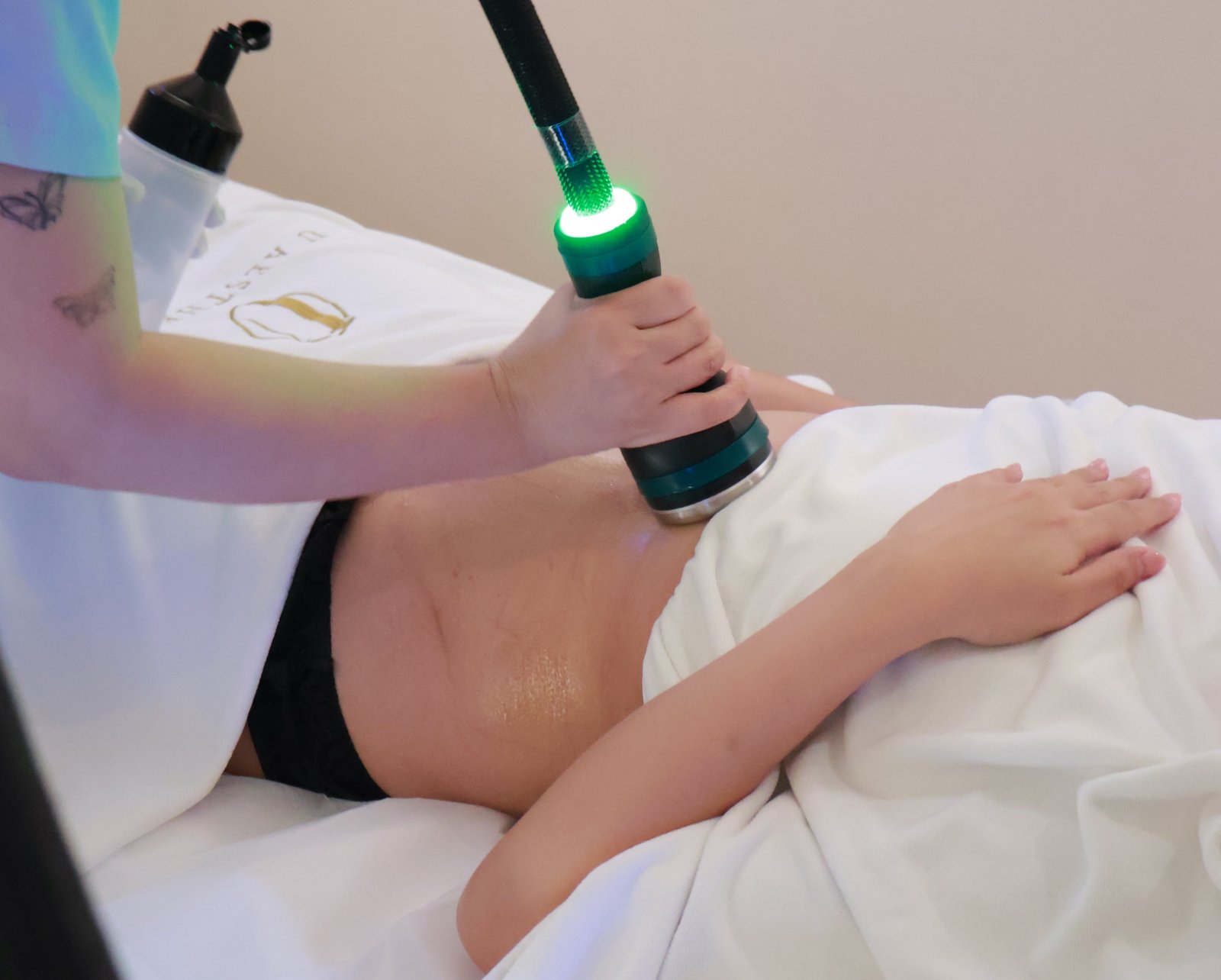 Diagram showing how Onda Pro Coolwaves targets stubborn fat layers